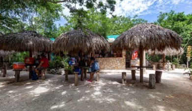 Palapas incluidas. Renta de Lockers con costo.