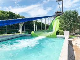 Toboganes, albercas y tirolesa