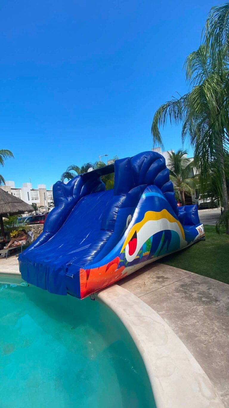 Tobogán inflable azul junto a alberca de Divertiplaya en Playa del Carmen