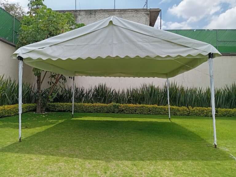 Carpa blanca de renta instalada en jardín por Alquiladora Petit en CDMX