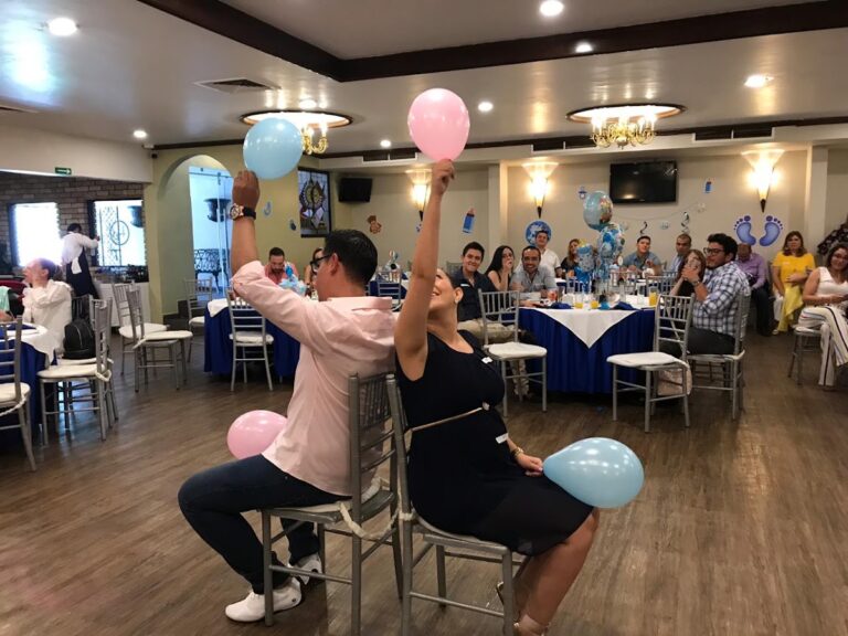 Juego de globos espalda con espalda en un baby shower en salón, Animadoras para Baby Shower by Highevents CDMX