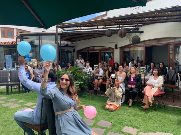 Dinámica con globos para invitados en baby shower al aire libre, Animadoras para Baby Shower by Highevents CDMX