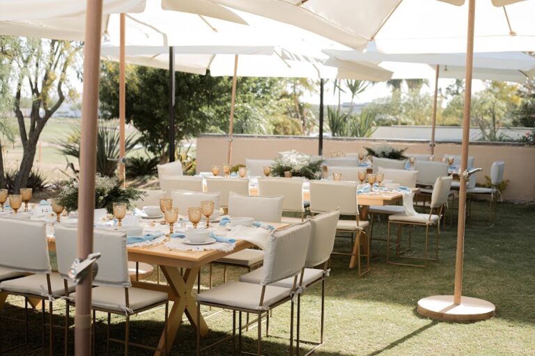Montaje de evento con mobiliario de Bloom Rentals en Torreón