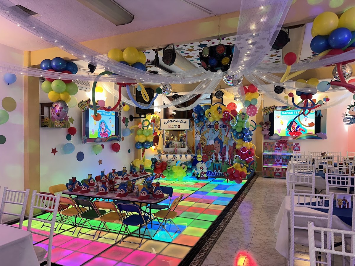 Salón con área de juegos en Cascada de las Rosas, Coacalco