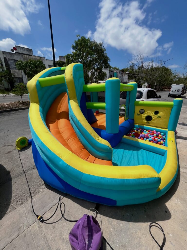 Inflable de colores de Chafis en Playa del Carmen