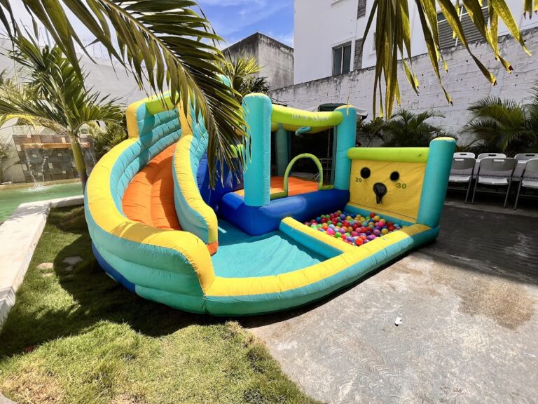 Inflable con resbaladilla y alberca de pelotas de Chafis en Playa del Carmen