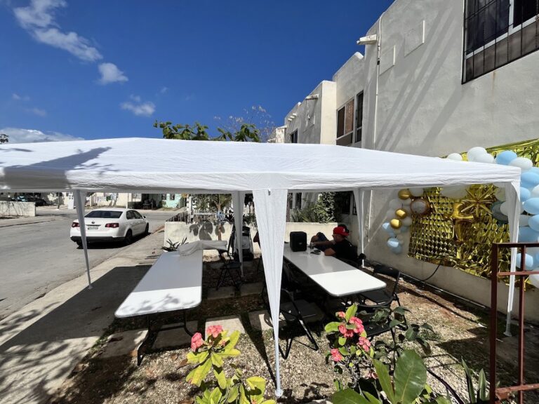 Toldo con mesas y bancas para fiesta de Chafis en Playa del Carmen