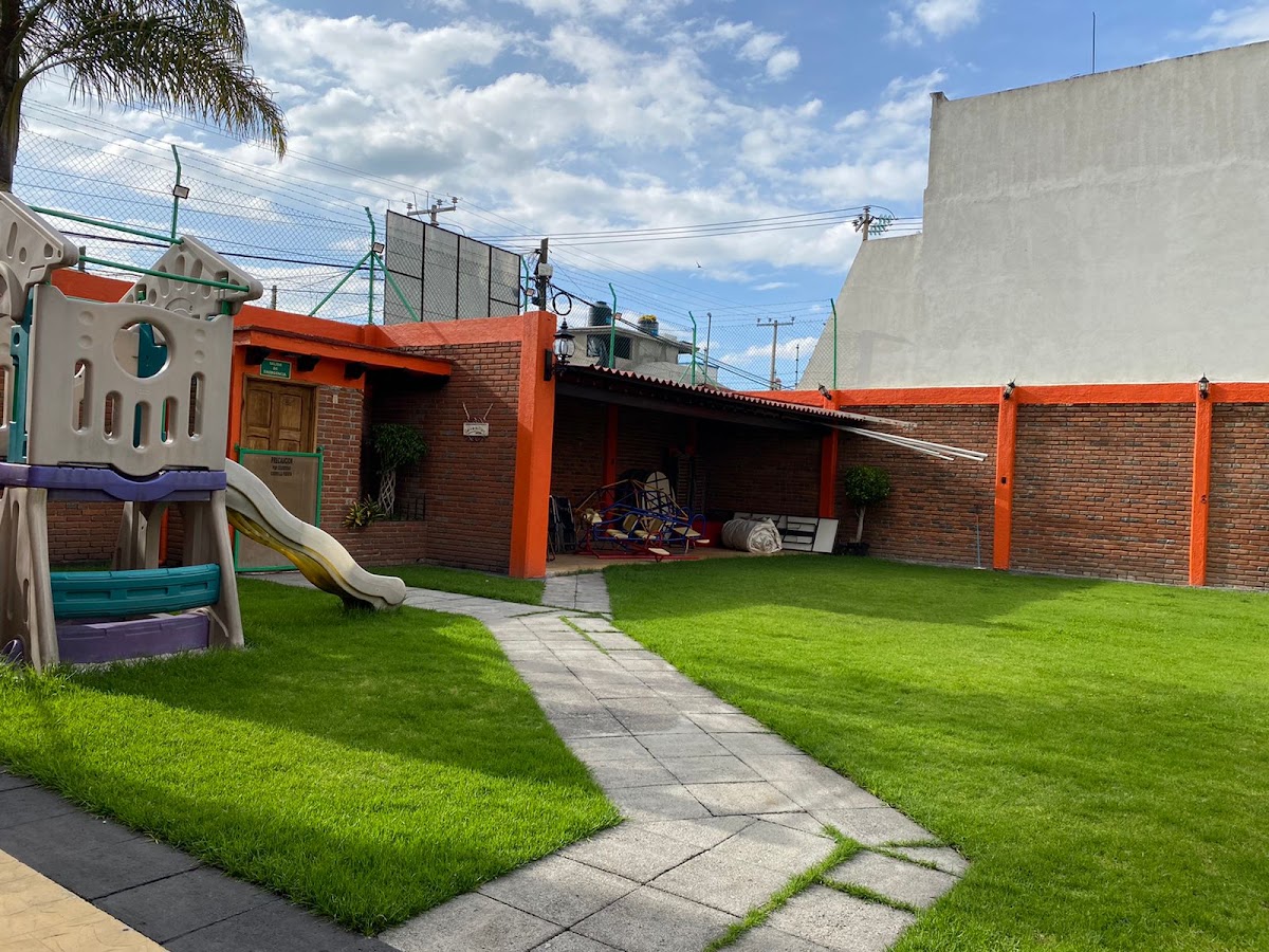 Jardín y fachada del salón en Children's Carousel Lounge (Carrucel Salón Infantil), Texcoco