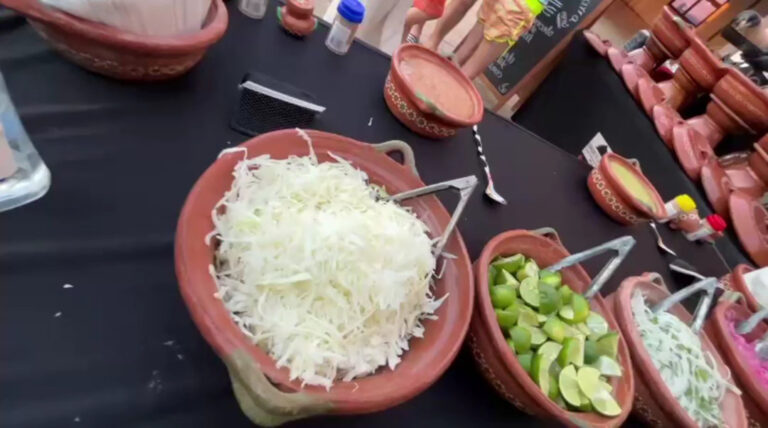 Cazuelas de barro con guisos, repollo y limón en una barra de taquiza de Comidas de la Parra en Hermosillo