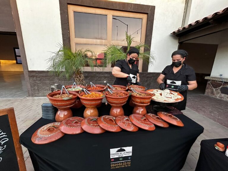 Montaje de dos mesas de guisos en un patio para evento en Hermosillo
