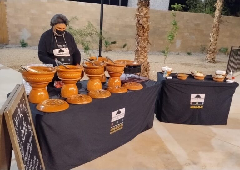 Cazuelas de guisos como rajas y picadillo listas para servir en una taquiza