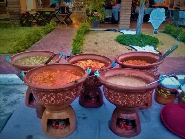 Hornillos de barro con guisos calientes montados en un jardín