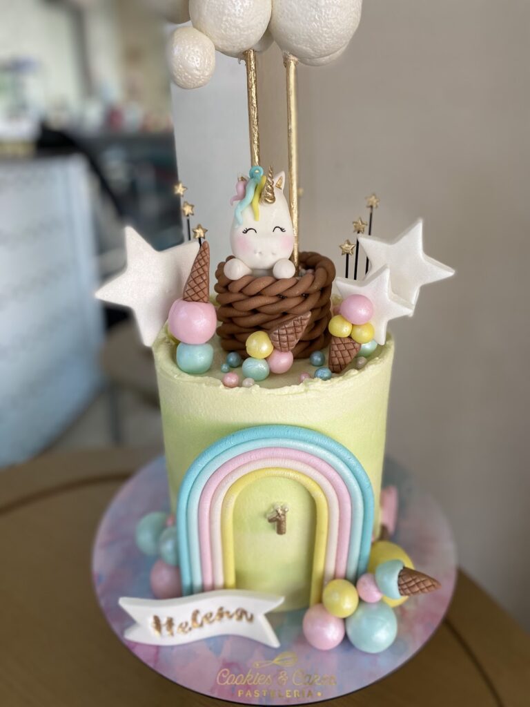 Pastel de cumpleaños infantil de Cookies & Cakes en Torreón