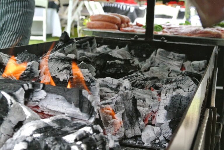 Asador al carbón con cortes de carne para eventos de Don Canijo en CDMX