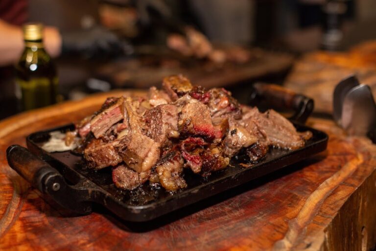 Parrillada de cortes servida en plancha para taquiza de Don Canijo en CDMX