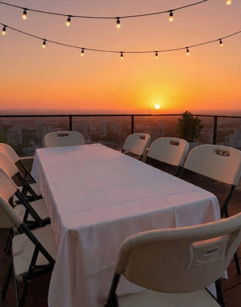 Mesa larga con mantel blanco y sillas blancas de Econoplaya en Playa del Carmen
