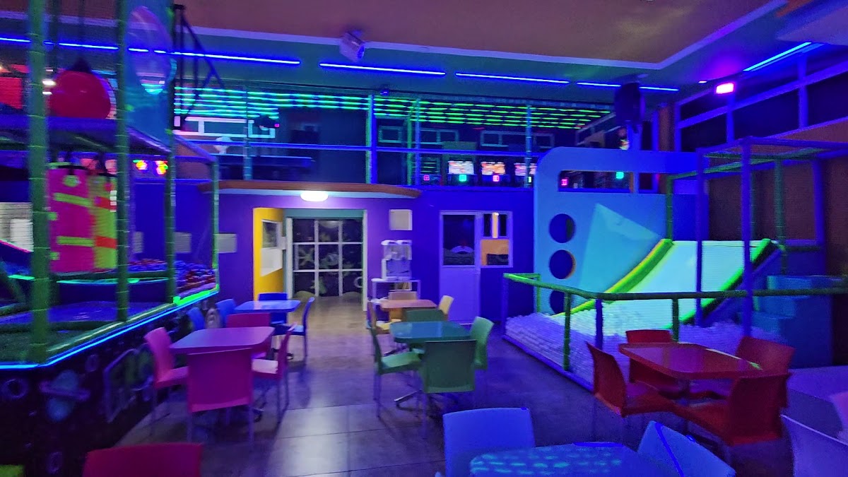 Salón con juegos y luces neón en Froggy Party Place, Texcoco