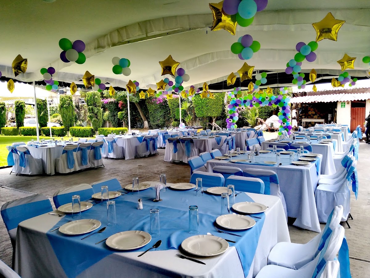 Jardín con carpa y mesas decoradas con globos en Garden Party Ranchito PauPao, Coacalco