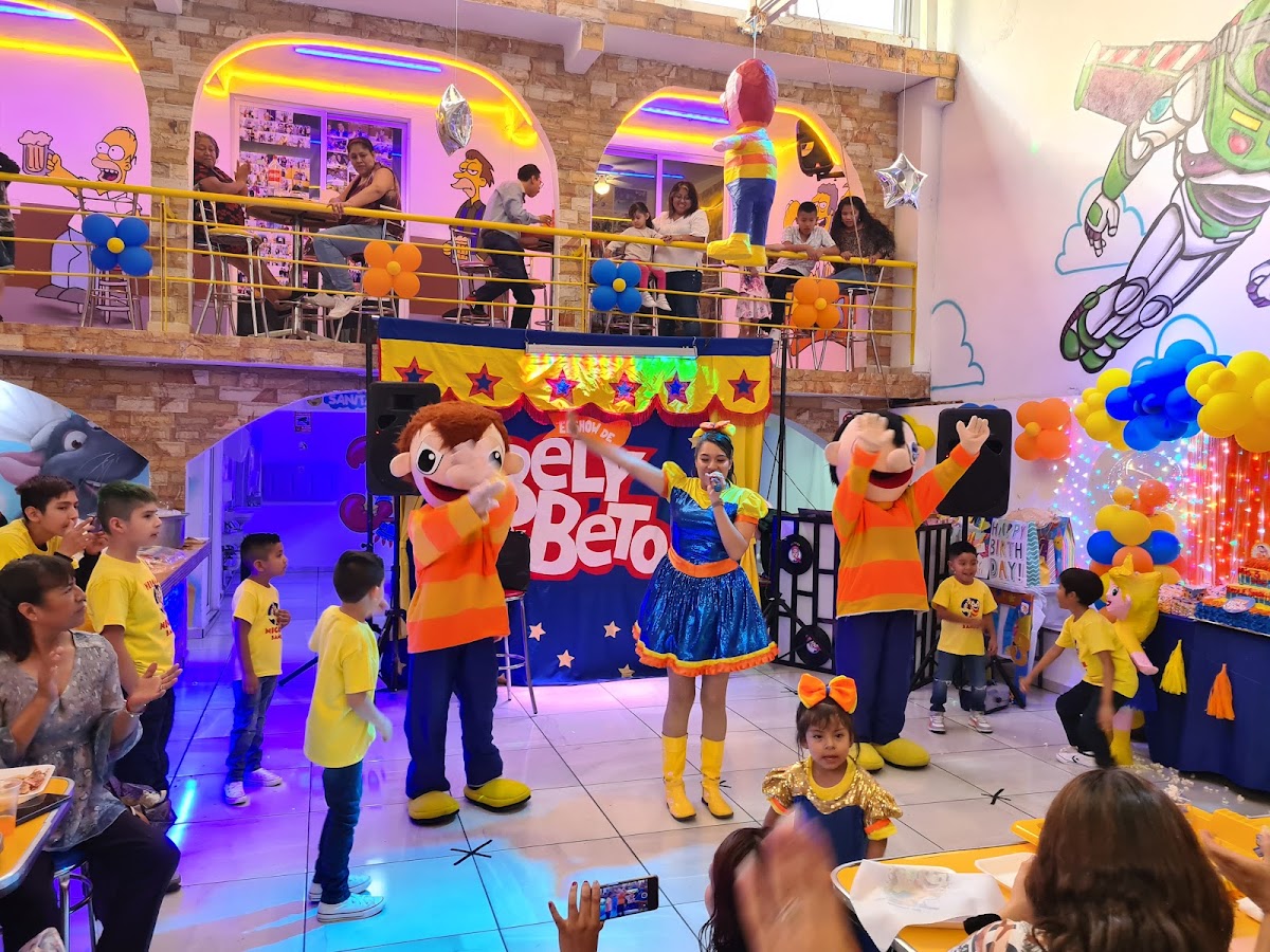 Fiesta con personajes en el salón en Lalokura club kids, Ixtapaluca