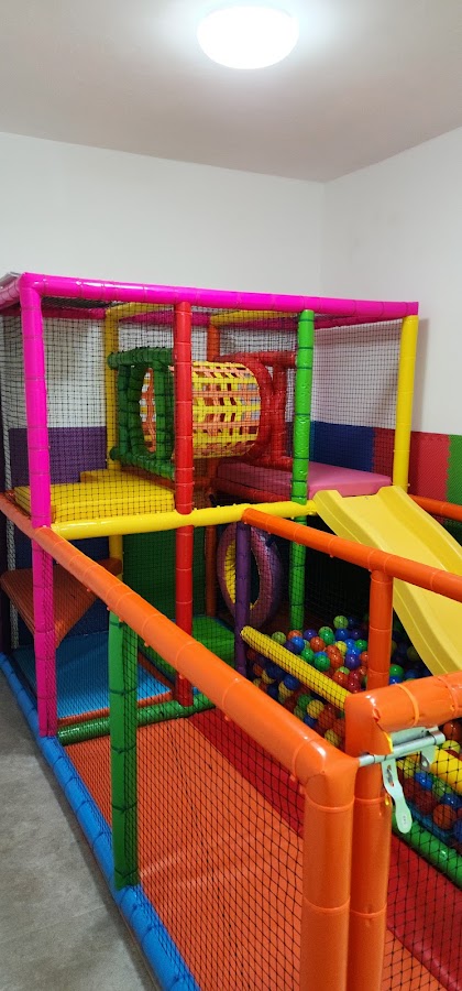 Estructura de juegos con alberca de pelotas en Lalokura Kids Chalco, Chalco