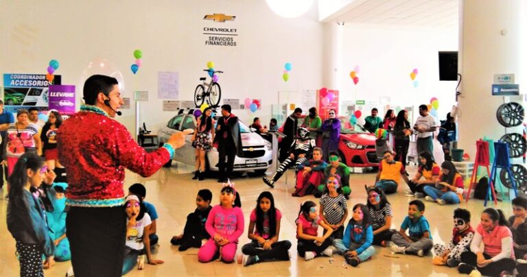 Mago Roy animando a un grupo de niños sentados en una fiesta infantil en CDMX