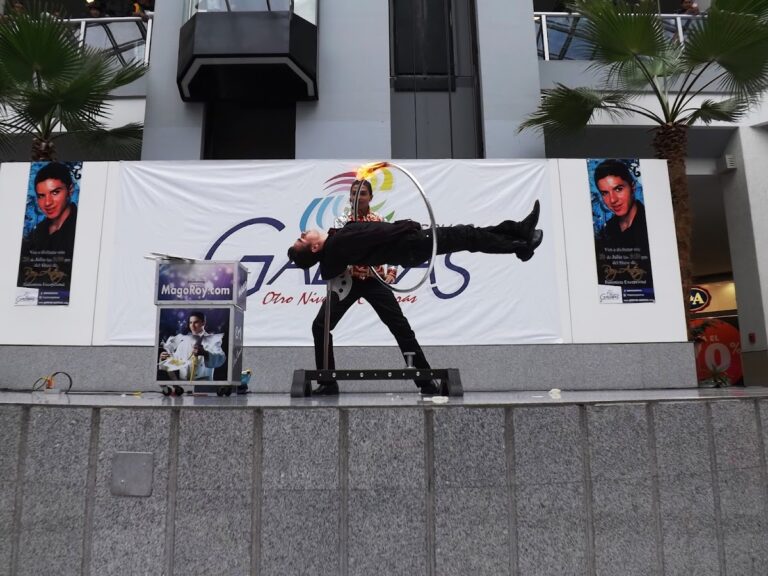 Mago Roy realizando un número de ilusionismo sobre un escenario en CDMX