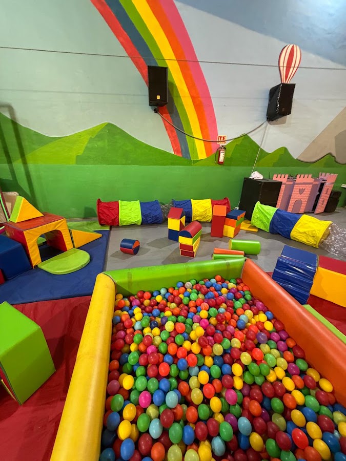 Área de juegos y alberca de pelotas en Miniland Texcoco, Texcoco