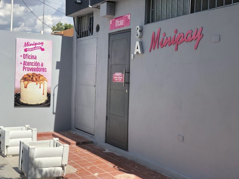 Fachada de Minipay en Hermosillo con letrero rosa