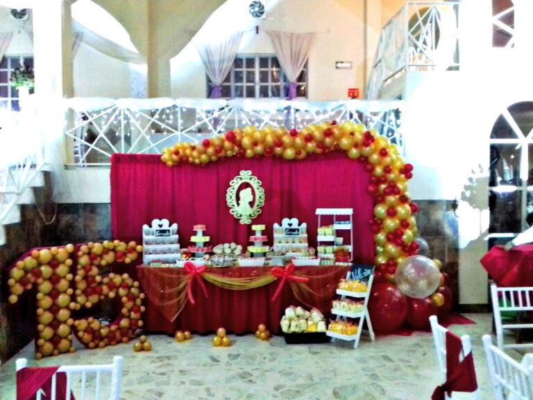 Decoración con globos dorados y guinda para fiesta de 15 años en CDMX, Ohanakiks