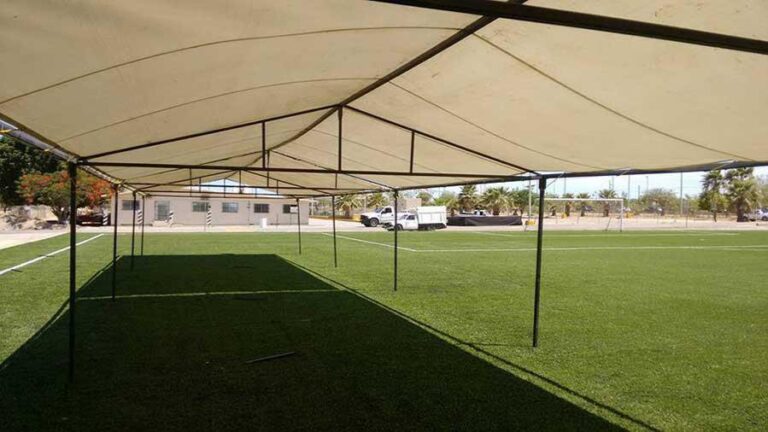 Carpa blanca montada sobre pasto sintético