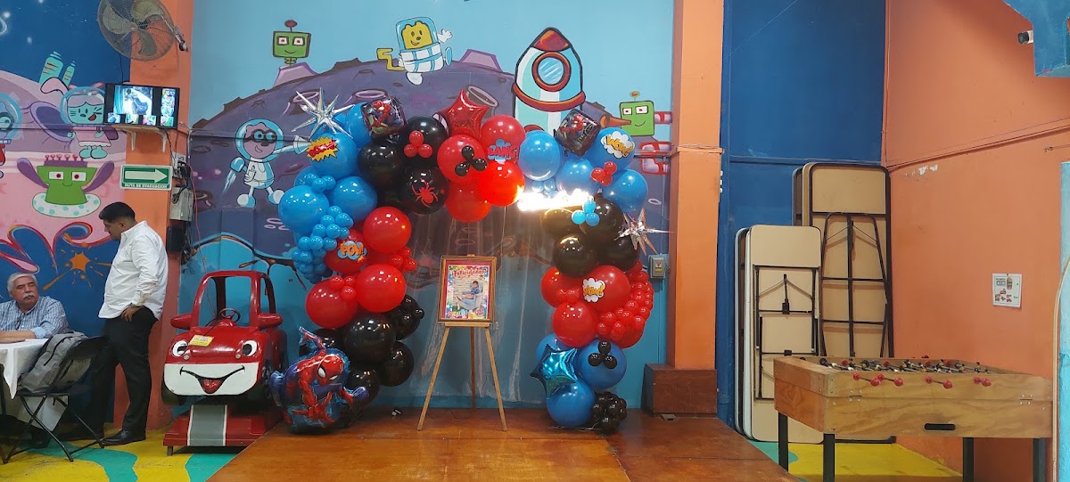 Decoración de globos con temática espacial en Salon City Kids, Chimalhuacán