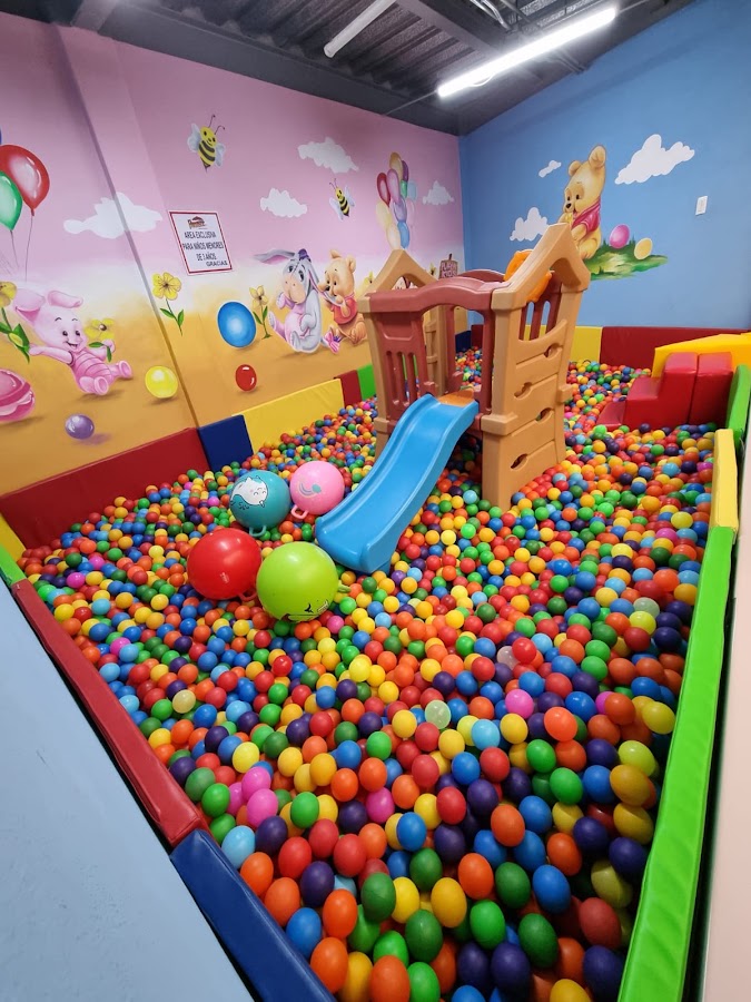 Alberca de pelotas y resbaladilla en Salón Fantastic Texcoco, Texcoco
