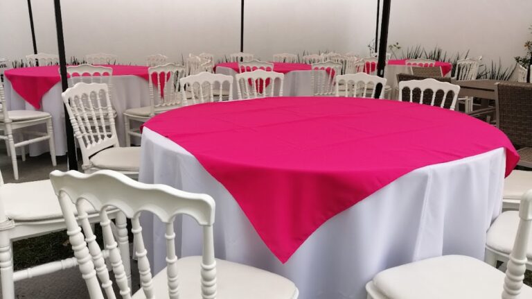 Mesa redonda con mantel y sillas Tiffany blancas en renta, Renta de Sillas y Mesas Calle 25 CDMX