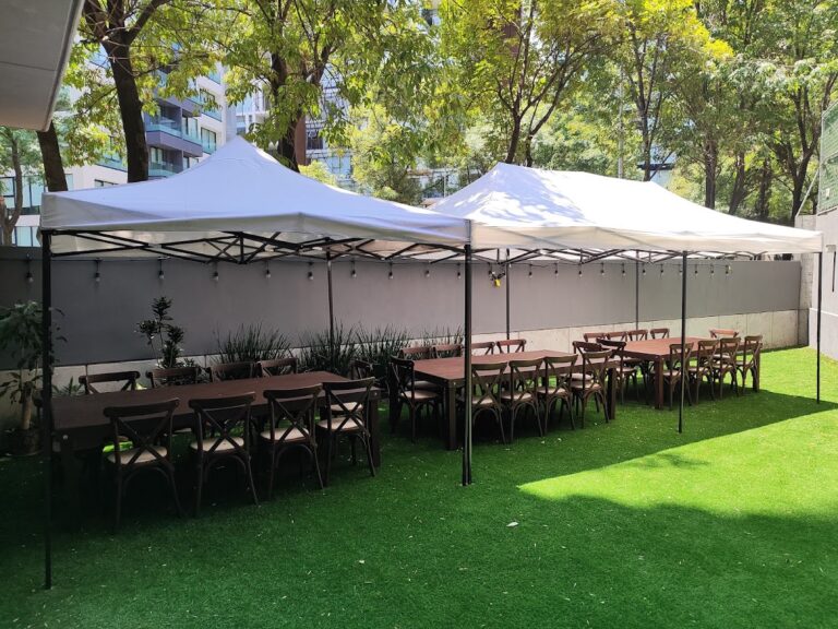 Carpas plegables y mesas de madera para evento en jardín, Renta de Sillas y Mesas Calle 25 CDMX