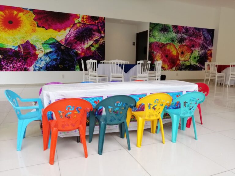 Sillas infantiles de colores y mesa para fiesta infantil, Renta de Sillas y Mesas Calle 25 CDMX