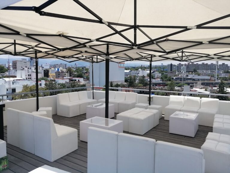 Salas lounge blancas bajo carpa en terraza, Renta de Sillas y Mesas Calle 25 CDMX