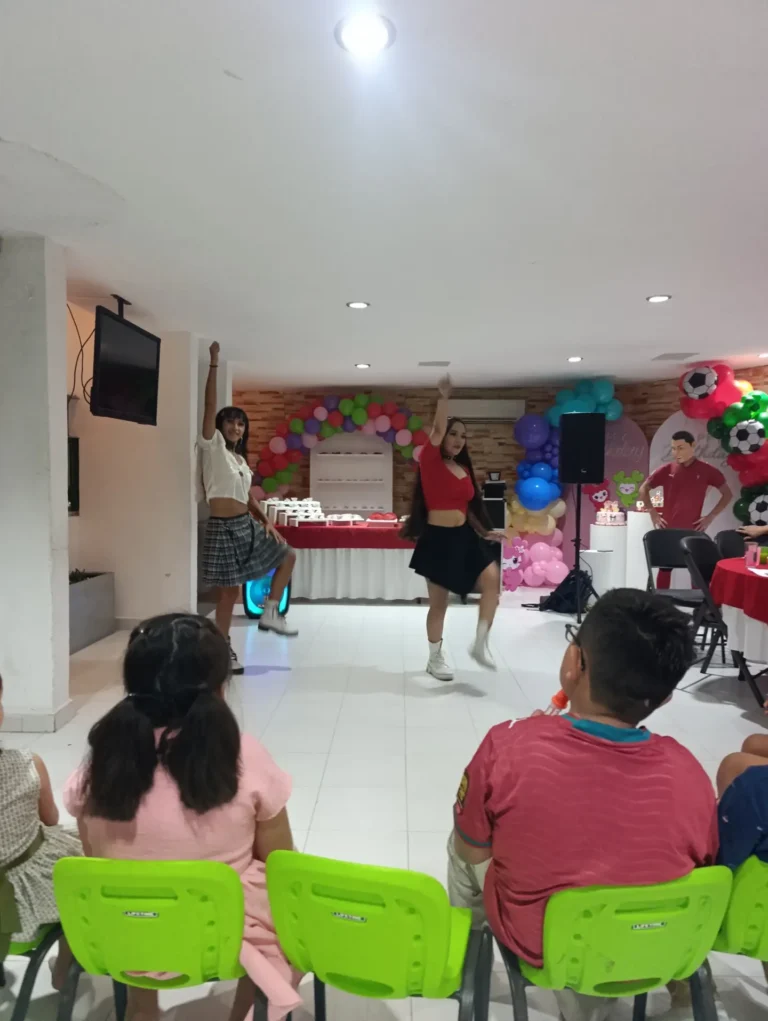 Personajes de Sugoi Party Shows en una fiesta en Mérida