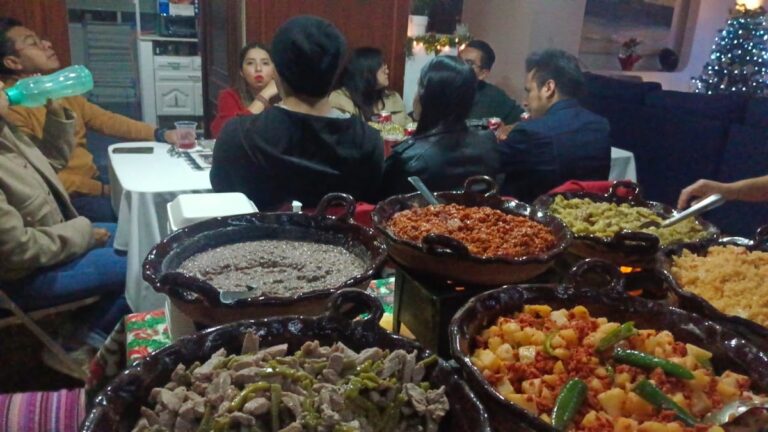 Vista amplia de la mesa de taquiza con cazuelas y salsas de Taquizas CDMX