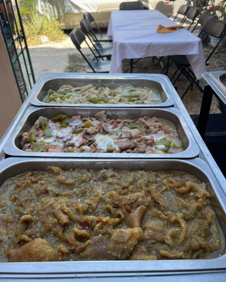 Charolas con guisados en servicio de buffet de Taquizas Veloz en Playa del Carmen