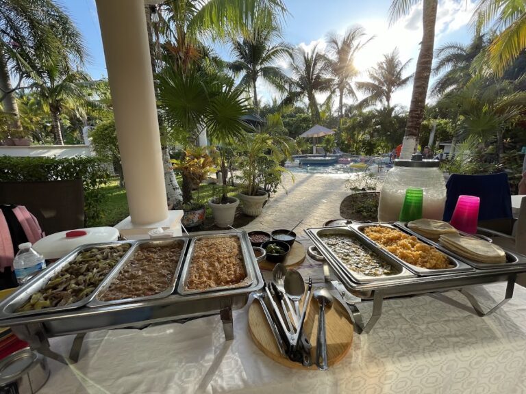 Buffet de guisados para taquiza de Taquizas Veloz en un jardín de Playa del Carmen