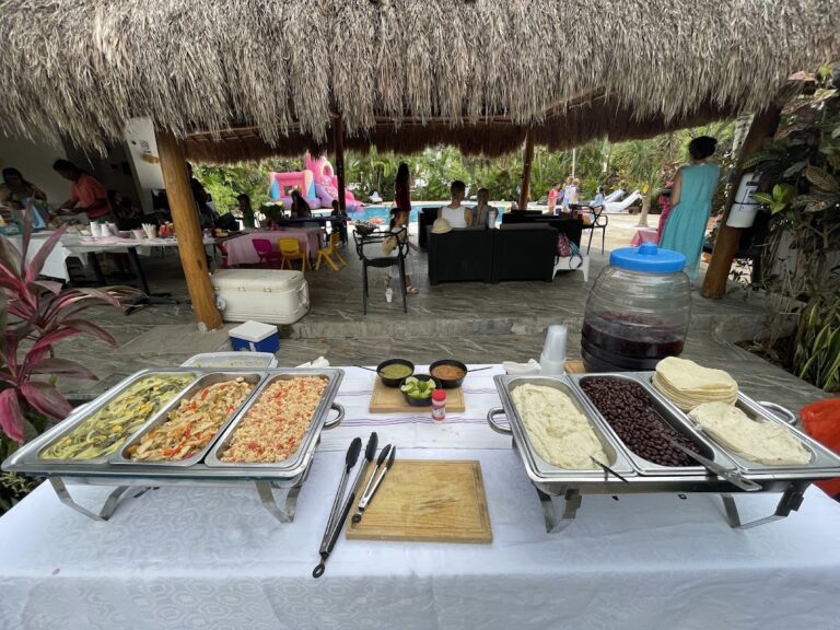Montaje de taquiza a domicilio bajo palapa de Taquizas Veloz en Playa del Carmen