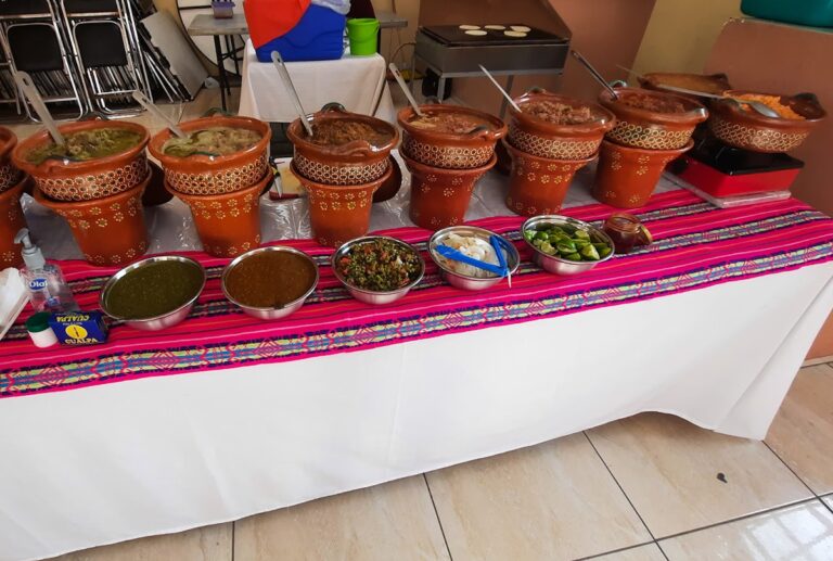 TaquizasJr CDMX: mesa de taquiza con cazuelas de barro y salsas