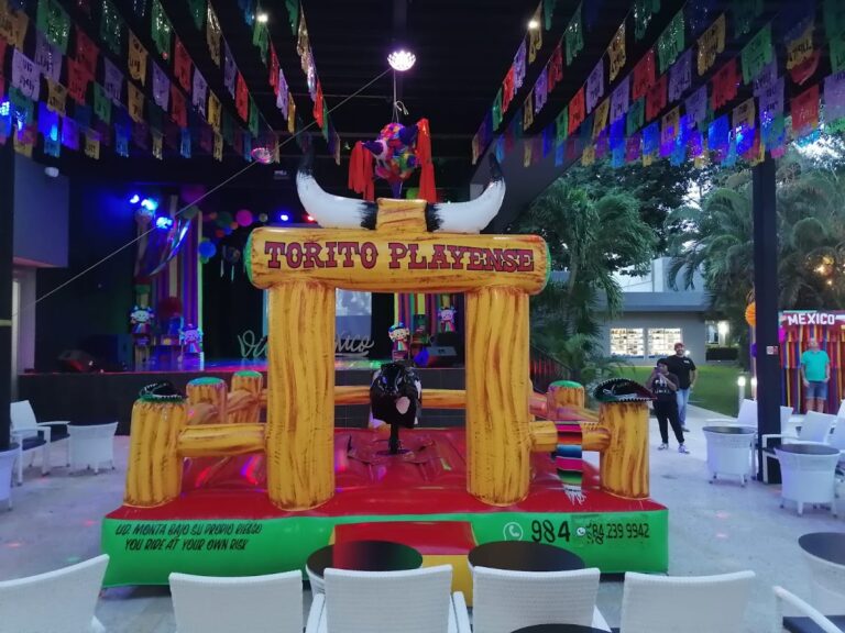 Toro mecánico con corral inflable de Torito Playense en Playa del Carmen