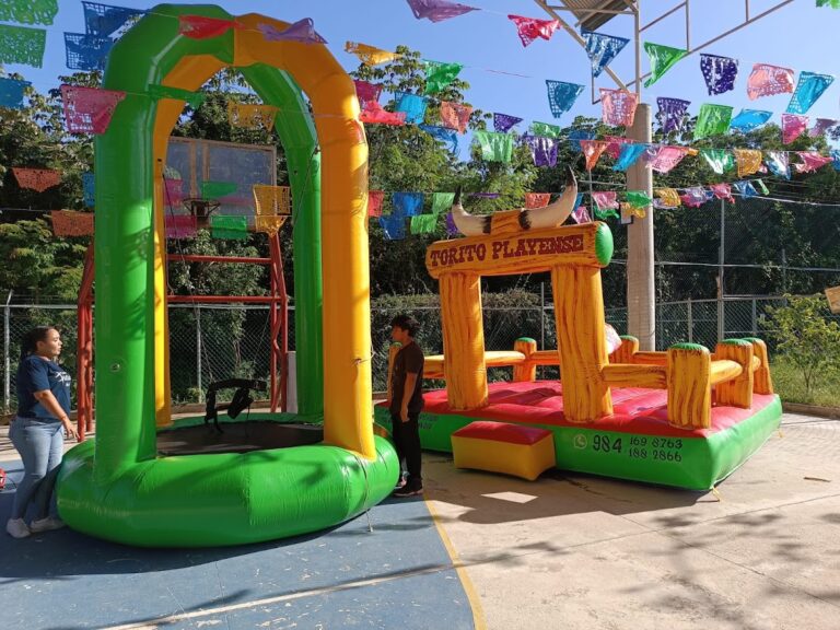 Corral inflable del toro mecánico de Torito Playense montado al aire libre en Playa del Carmen