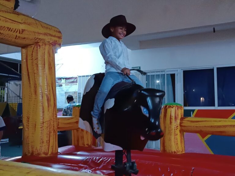 Toro mecánico de Torito Playense en un evento en Playa del Carmen