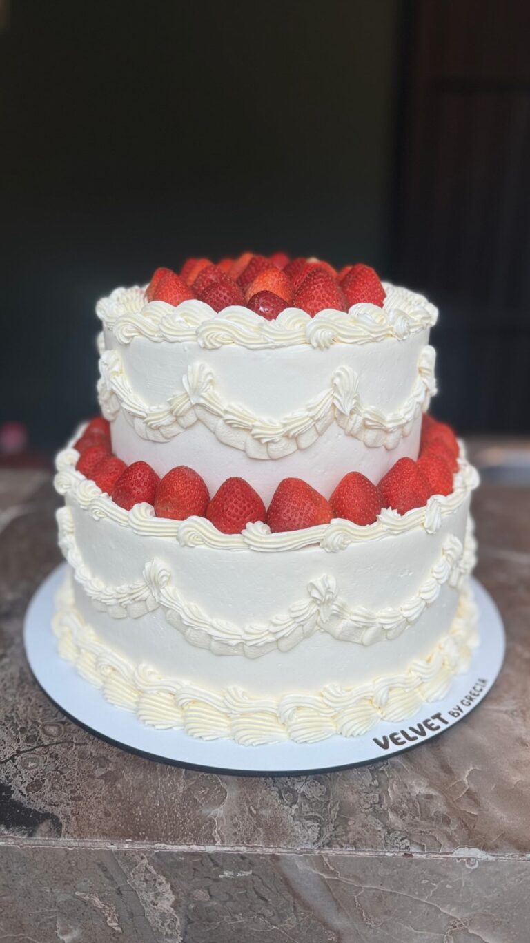 Pastel de dos pisos con fresas de Velvet by Grecia en Playa del Carmen